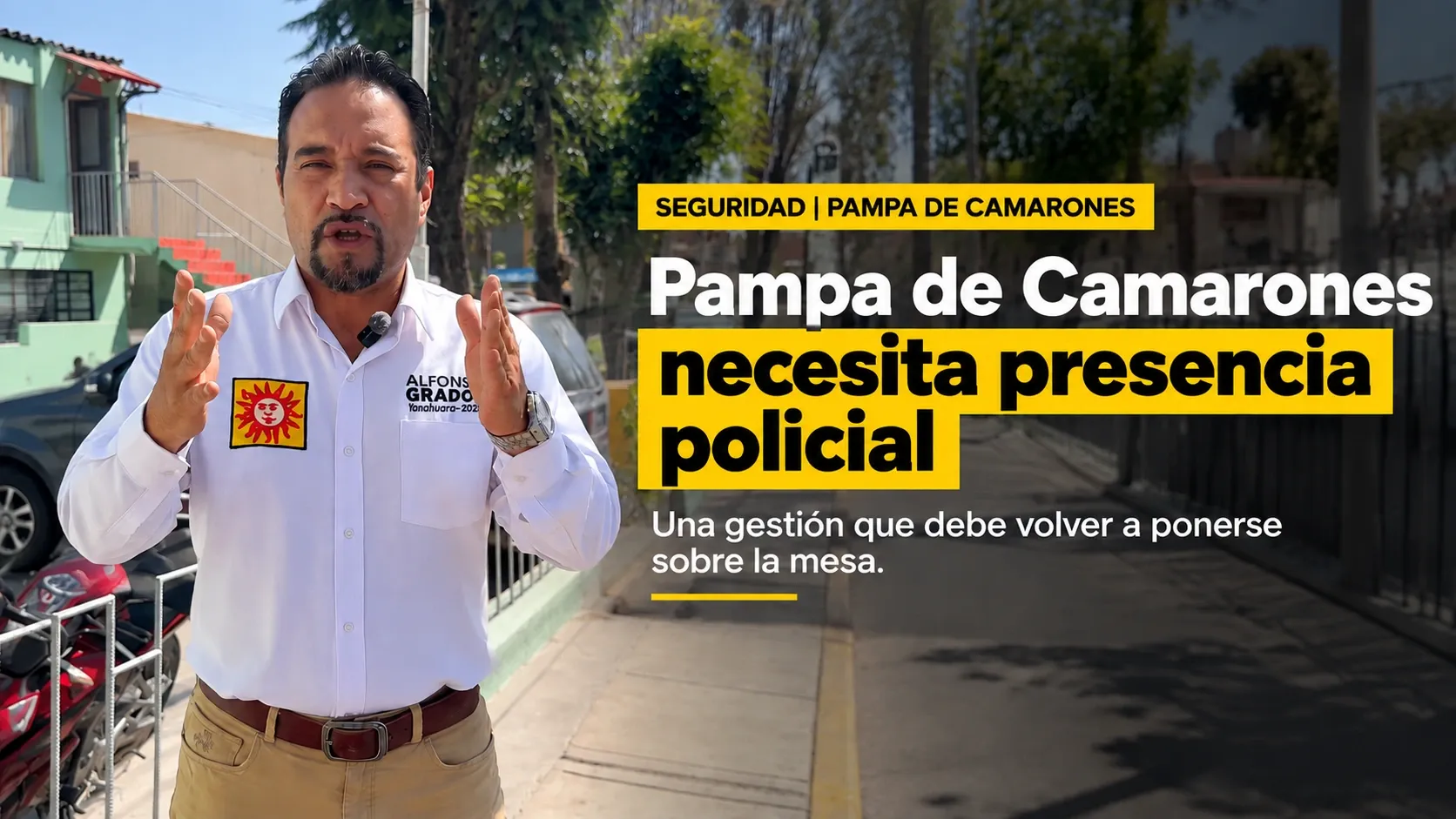 Alfonso Grados durante un recorrido por Pampa de Camarones, Yanahuara.